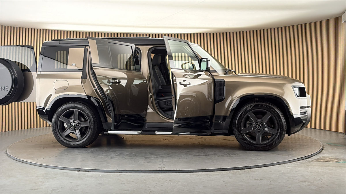 More views of Land Rover Defender 110