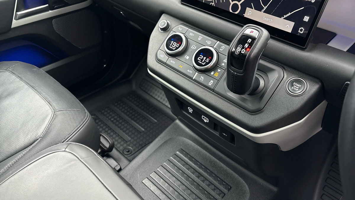 Land Rover Defender 90 Urban Image 18