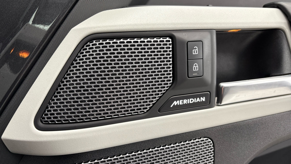 Land Rover Defender 110 Image 25