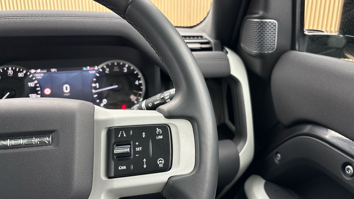 Land Rover Defender 110 Image 14