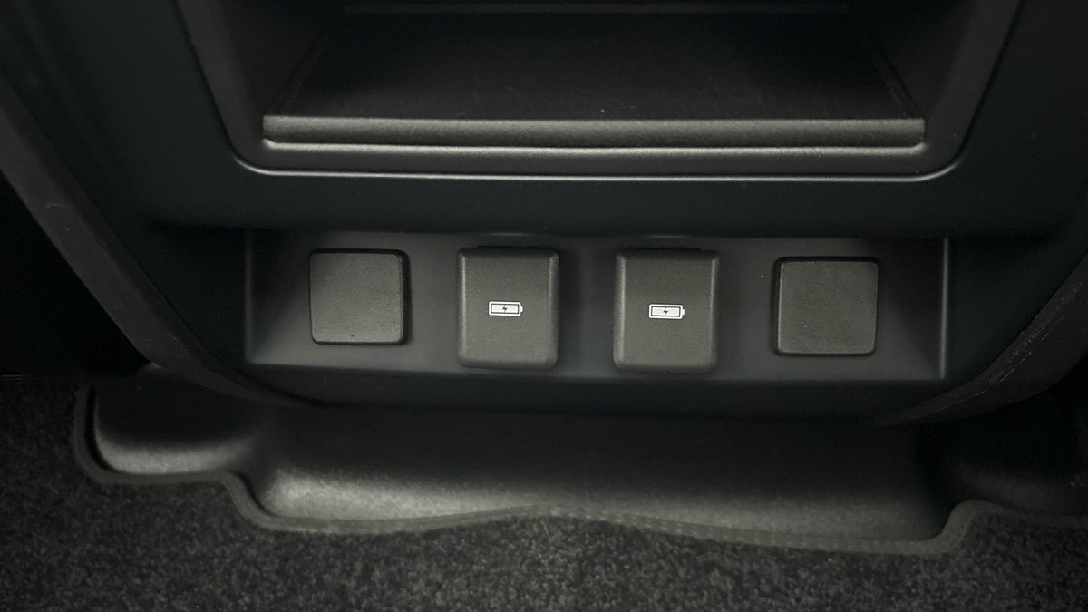 Land Rover Defender 110 Image 33