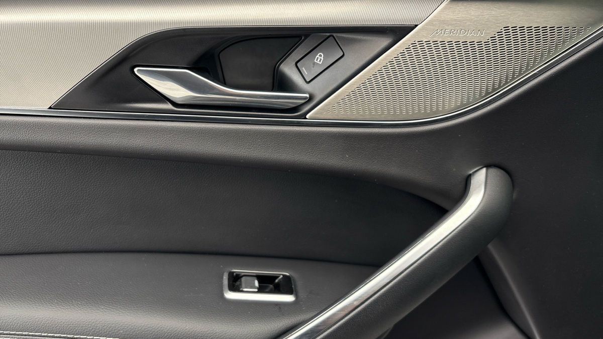 Jaguar F-PACE Image 19