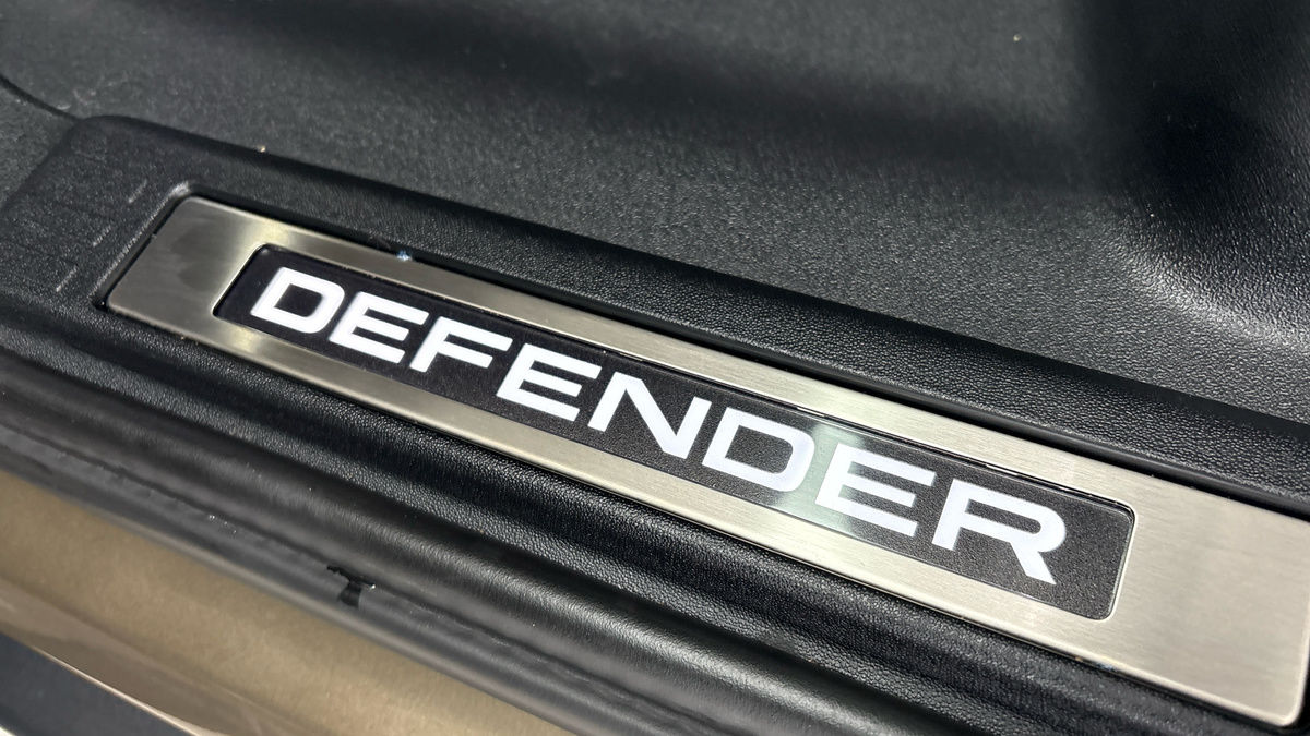 Land Rover Defender 110 Image 41