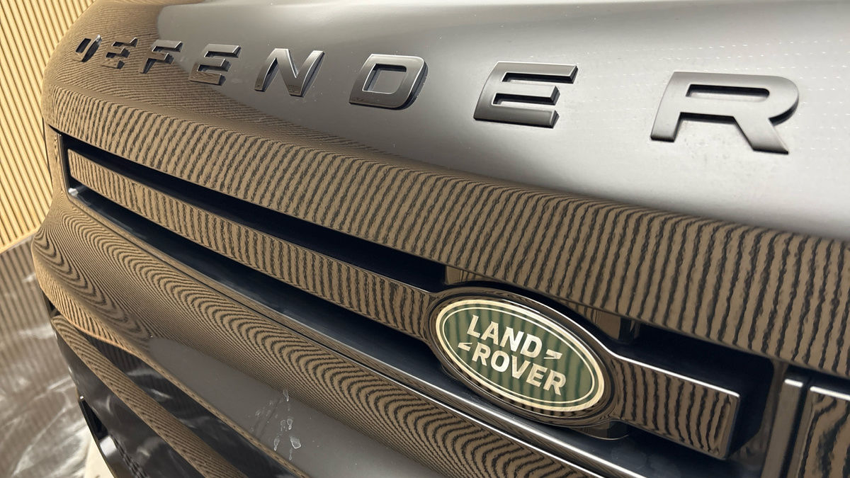 Land Rover Defender 110 Image 24