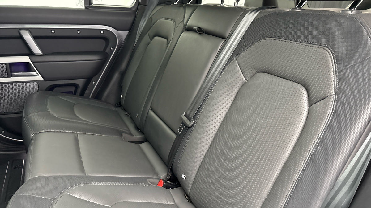Land Rover Defender 110 Image 8