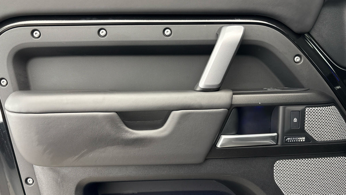 Land Rover Defender 130 Urban Image 19