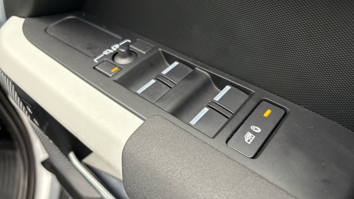 Land Rover Defender 110 Image 25