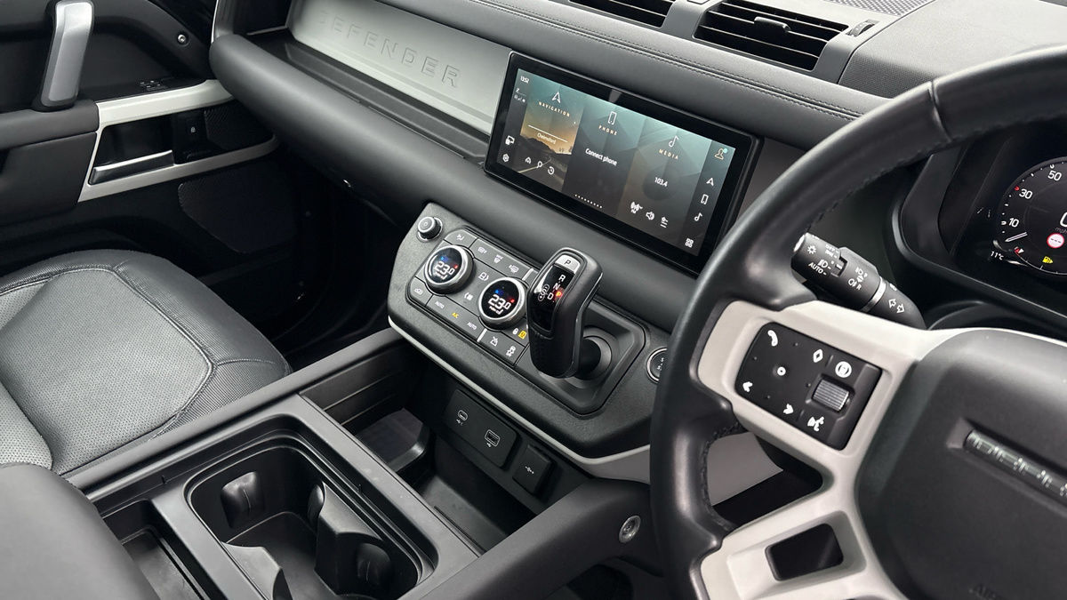 Land Rover Defender 110 Image 18