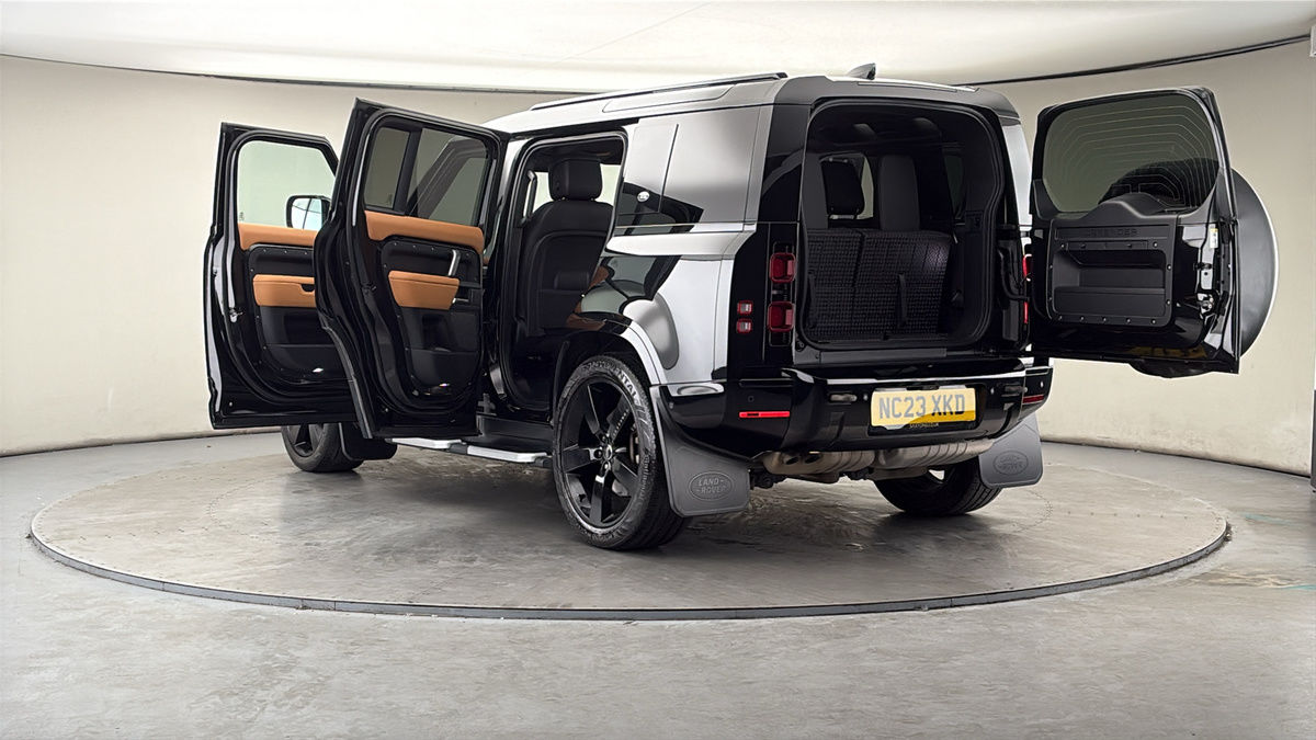 Land Rover Defender 110 Image 23