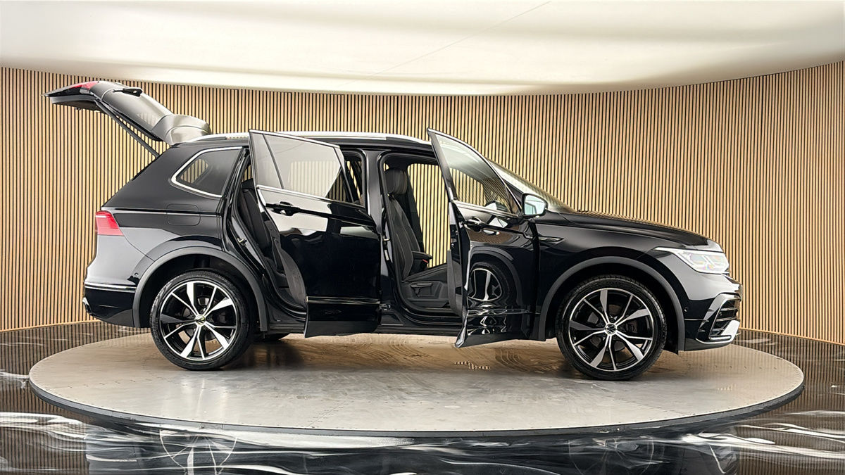 More views of Volkswagen Tiguan Allspace