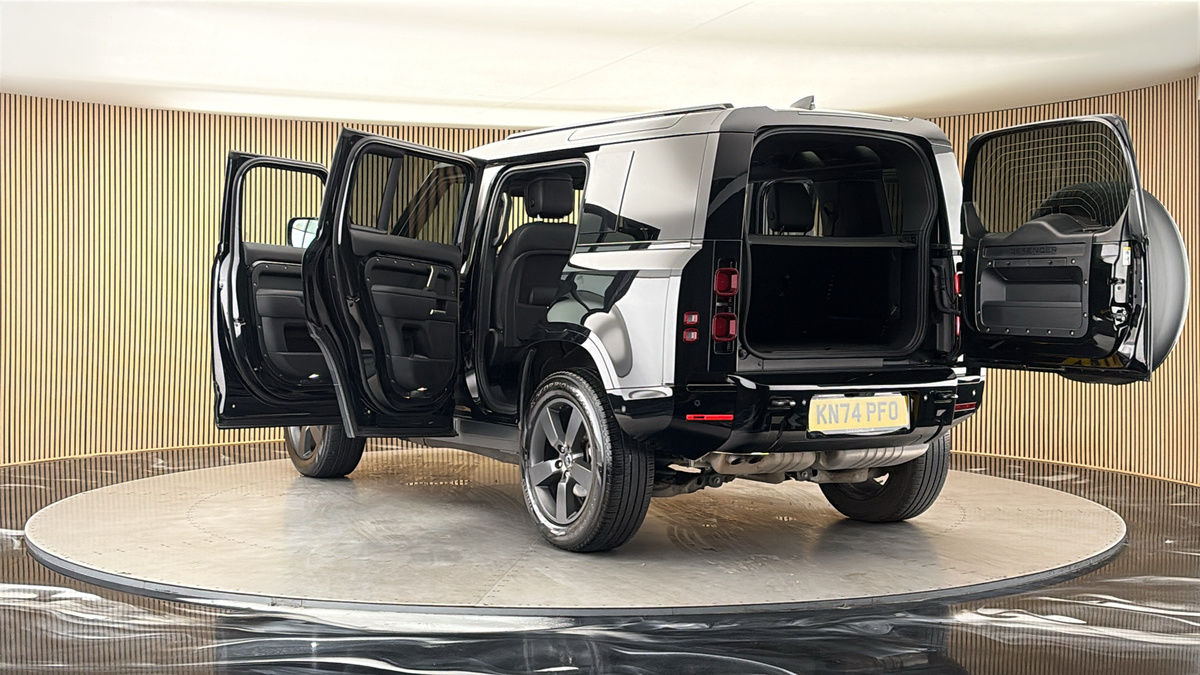 Land Rover Defender 110 Image 23
