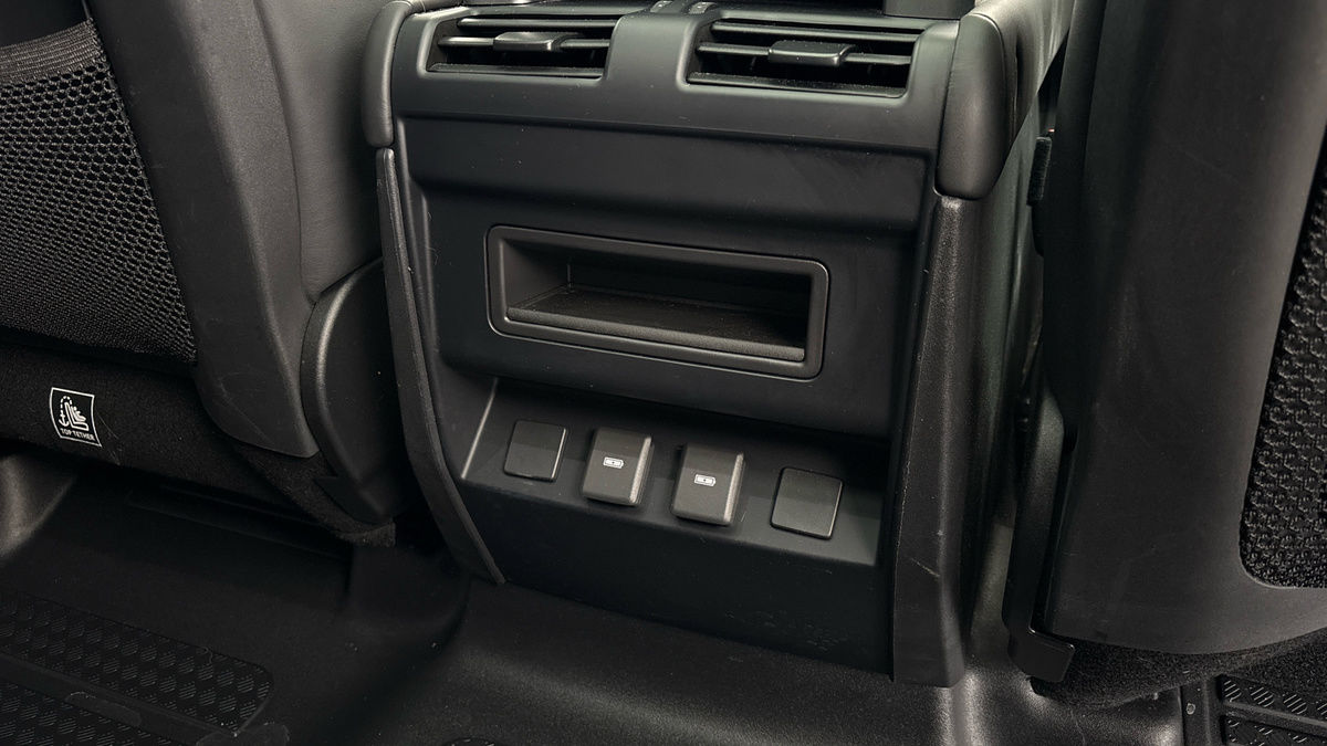 Land Rover Defender 110 Image 29