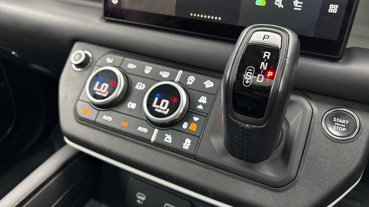 Land Rover Defender 130 Image 27