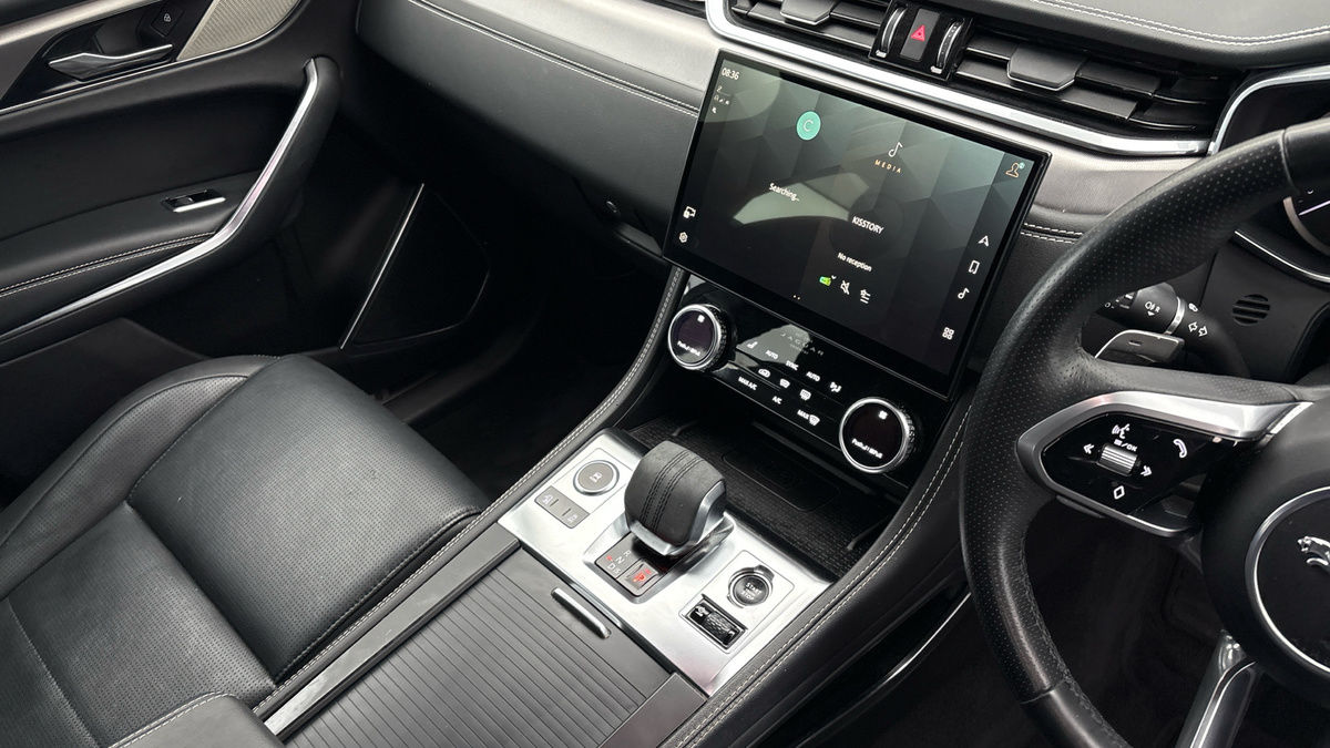 Jaguar F-PACE Image 18