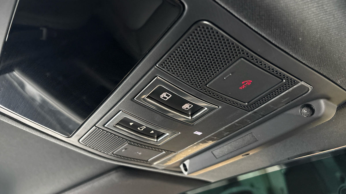 Land Rover Defender 110 Image 32