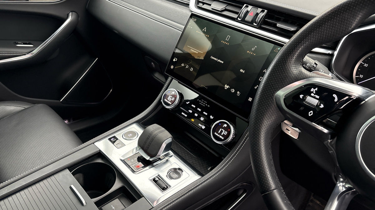 Jaguar F-PACE Image 18