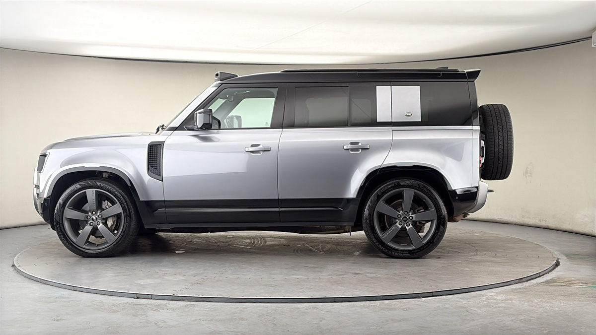 Land Rover Defender 110 Image 15