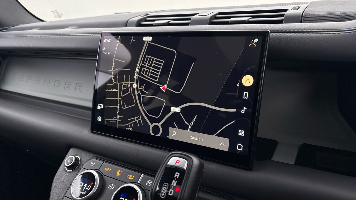 Land Rover Defender 110 Image 17