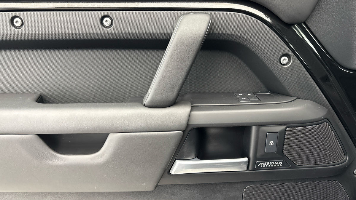 Land Rover Defender 110 Urban Image 19