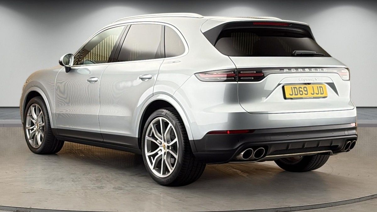 Porsche Cayenne Image 2