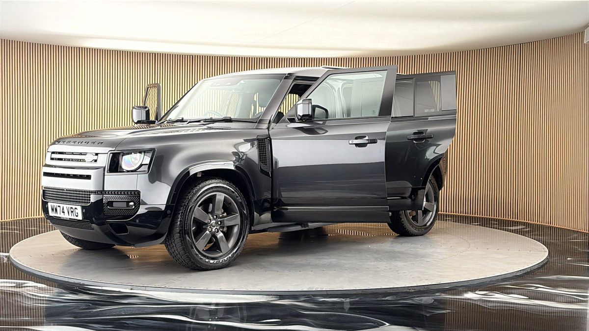 Land Rover Defender 110 Image 22