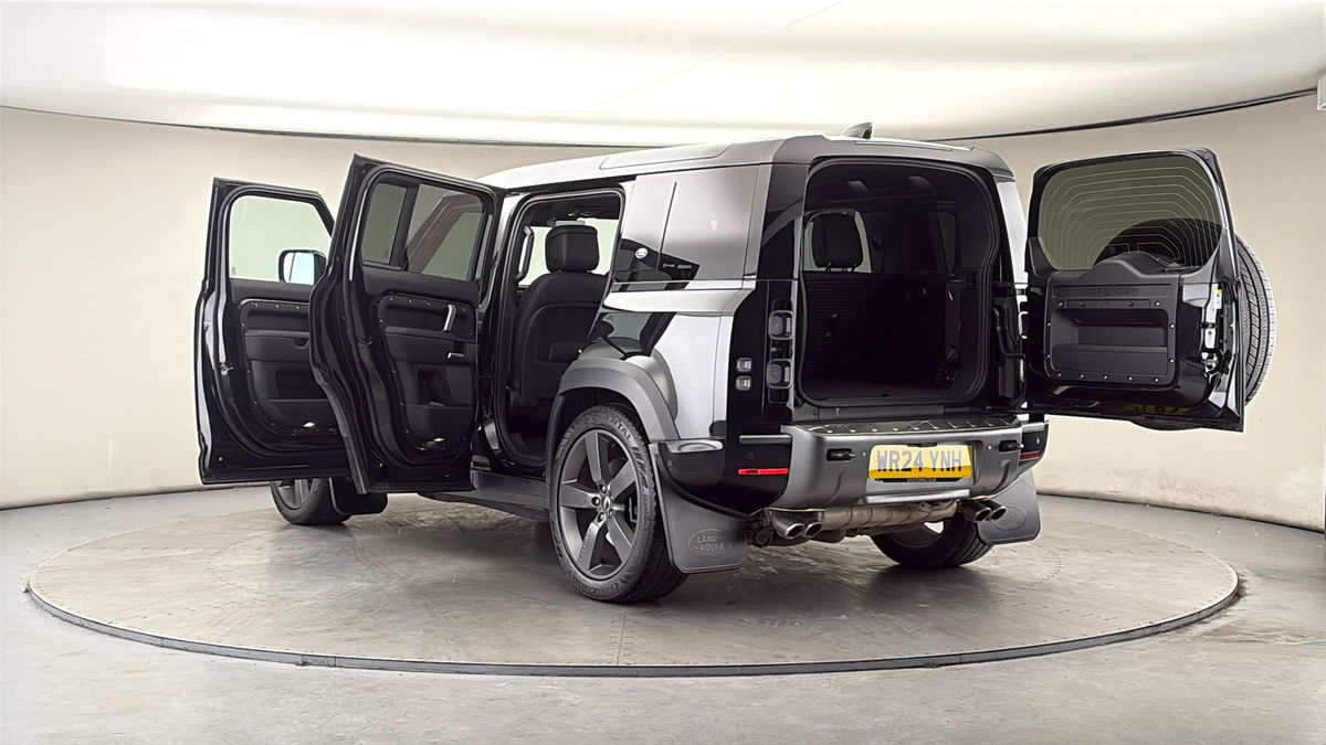 Land Rover Defender 110 Image 23