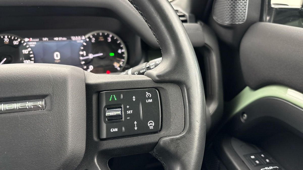 Land Rover Defender 110 Image 14