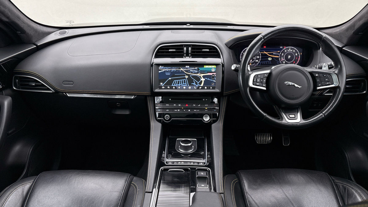 Jaguar F-PACE Image 12