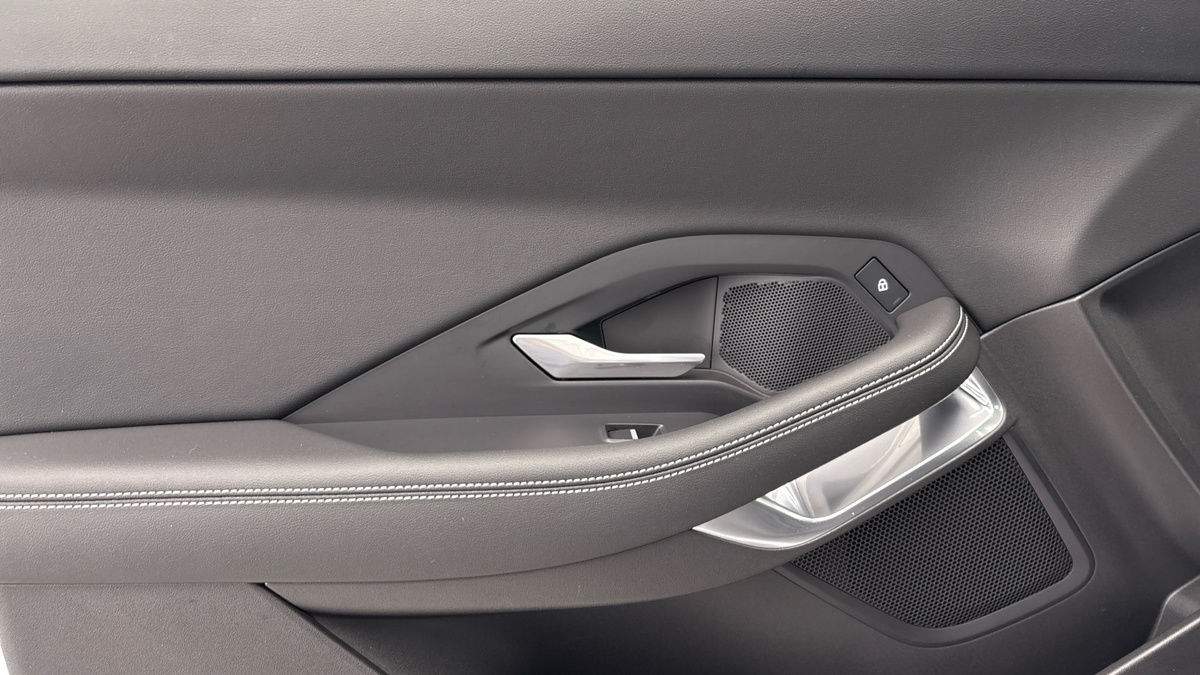 Jaguar E-PACE Image 38