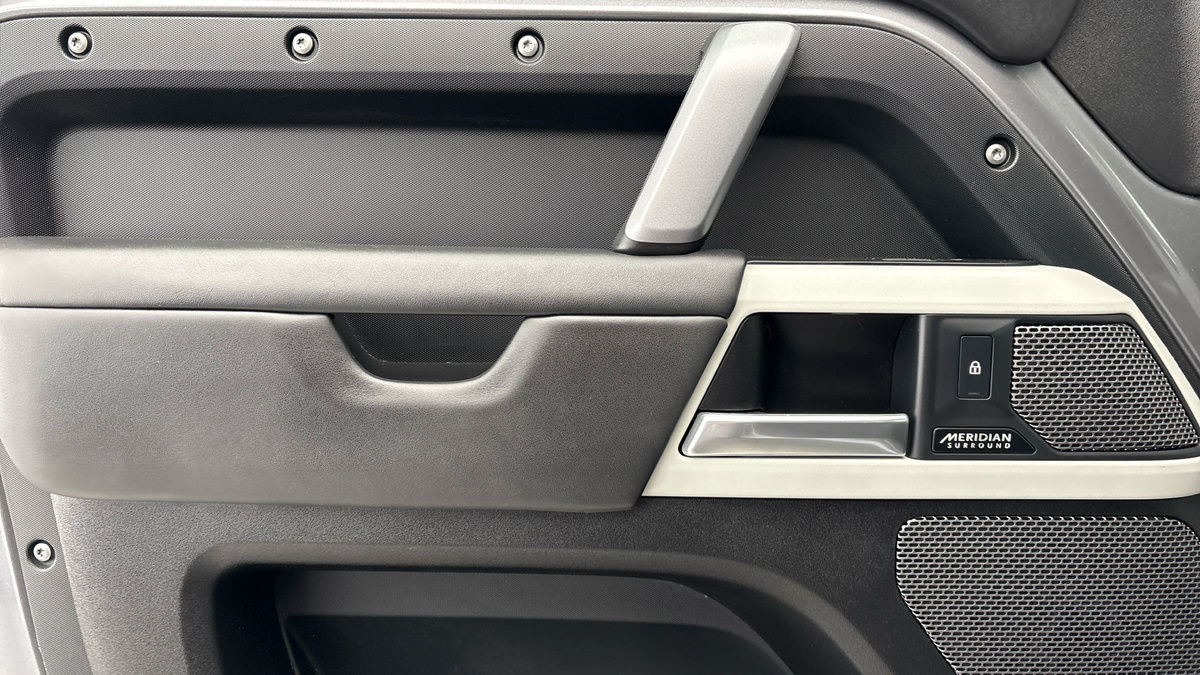 Land Rover Defender 110 Image 19