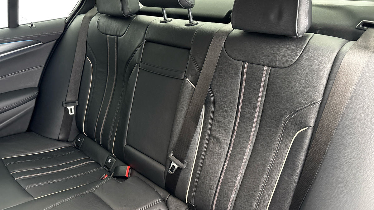 BMW 5 Series Image 8