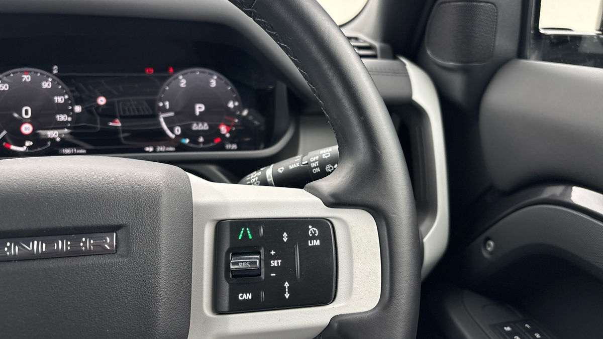 Land Rover Defender 90 Image 14