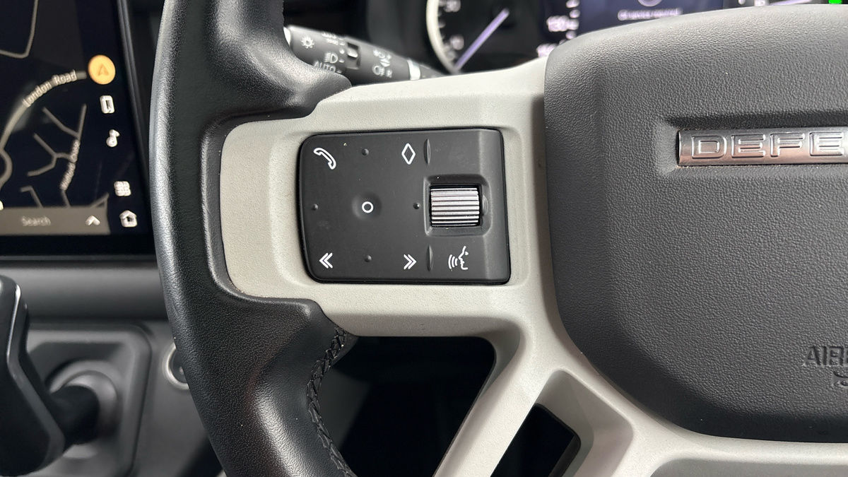 Land Rover Defender 110 Image 13