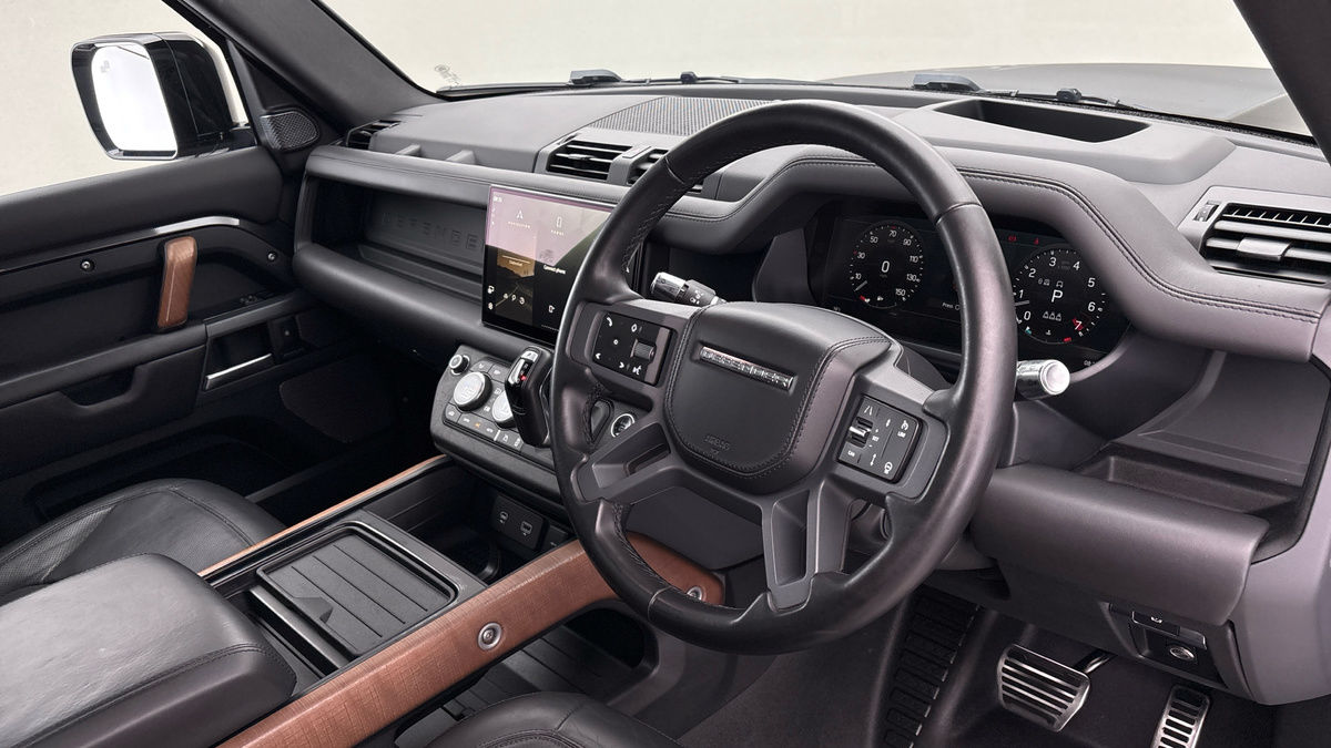 Land Rover Defender 110 Image 5