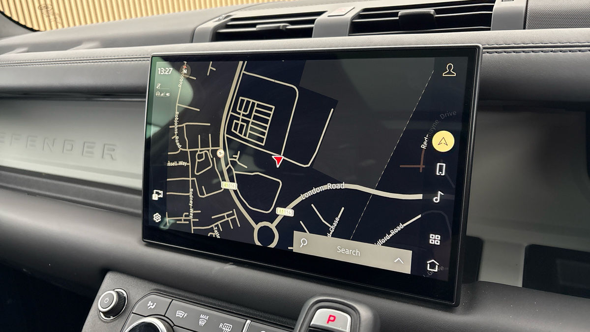 Land Rover Defender 110 Image 17