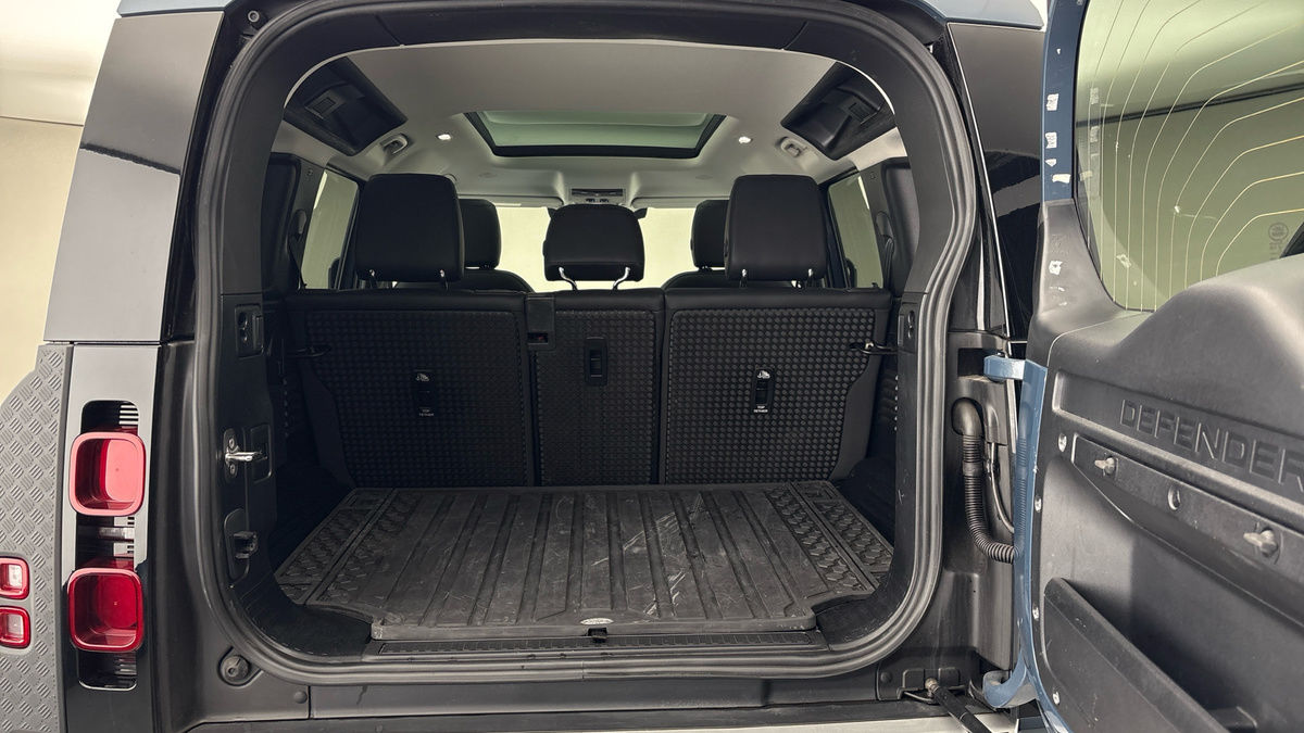 Land Rover Defender 110 Image 11