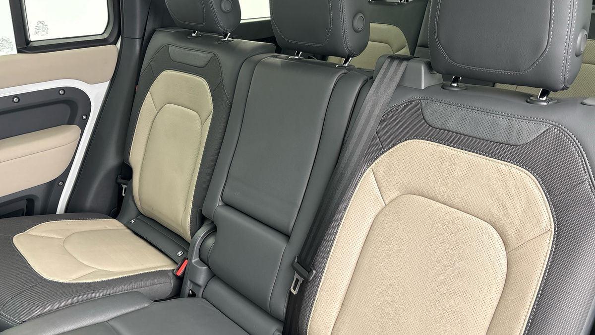 Land Rover Defender 130 Image 8