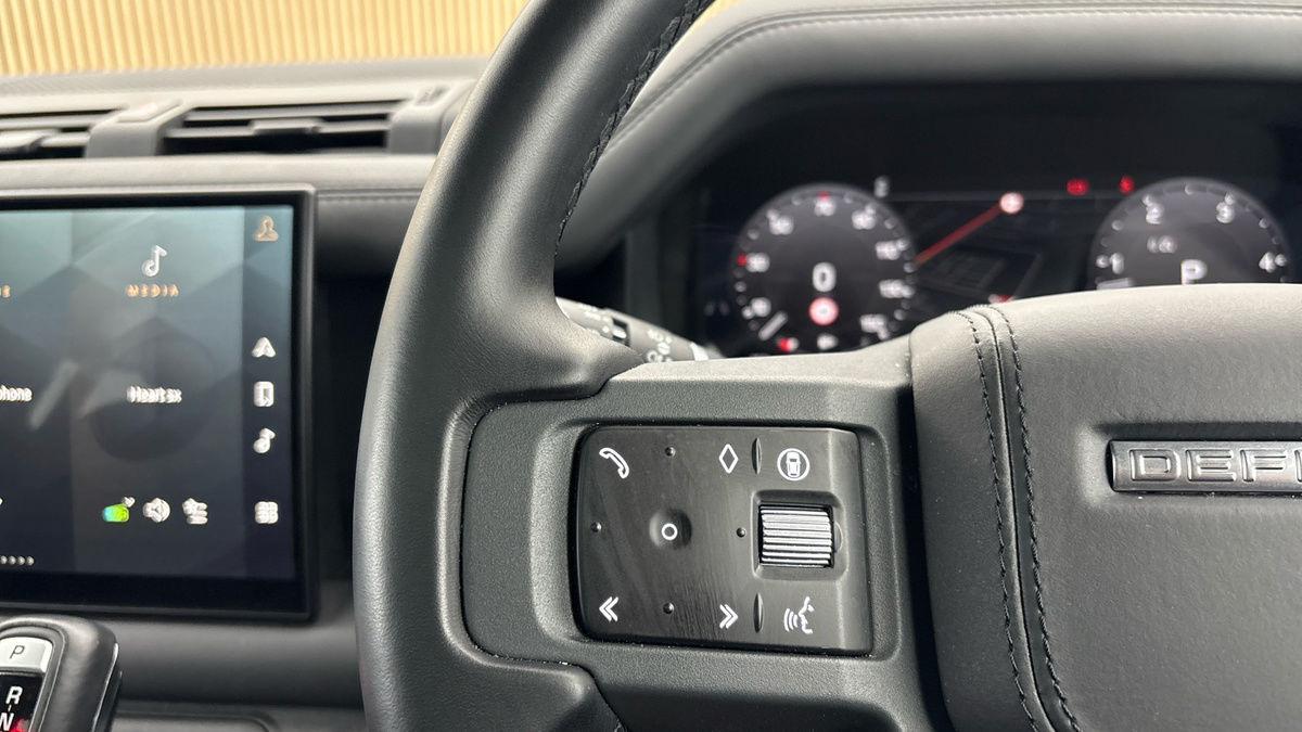 Land Rover Defender 110 Image 13