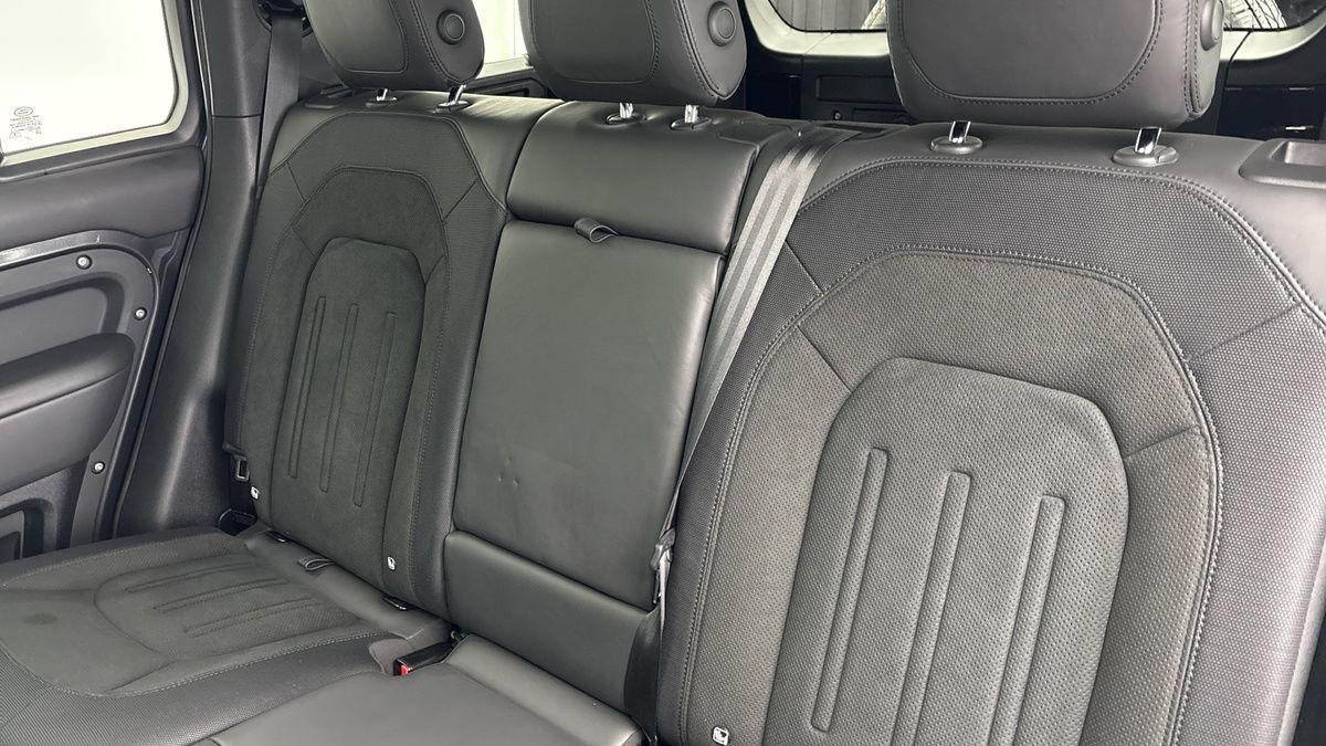 Land Rover Defender 110 Image 8