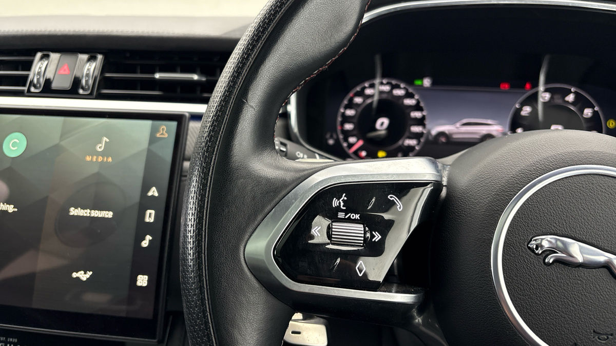 Jaguar F-PACE Image 13