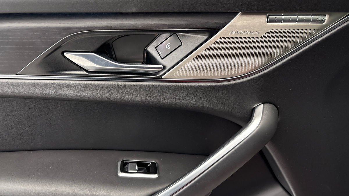 Jaguar F-PACE Image 19