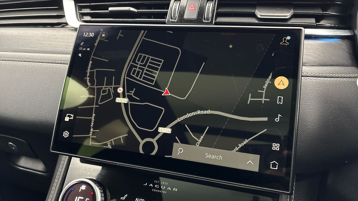 Jaguar F-PACE Image 17