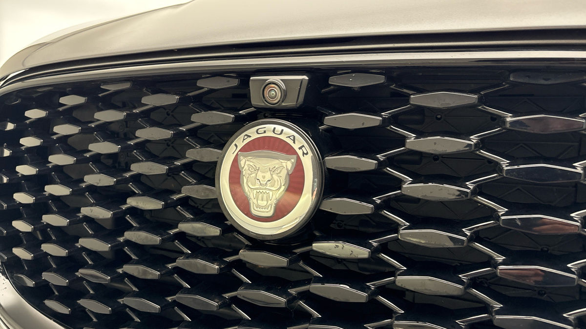 Jaguar F-PACE Image 24