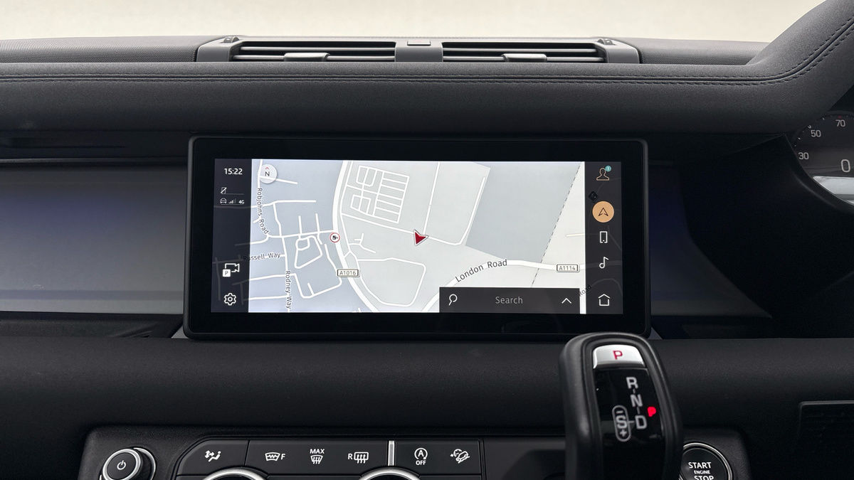Land Rover Defender 110 Image 17