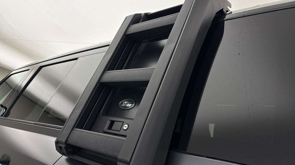 Land Rover Defender 110 Image 26