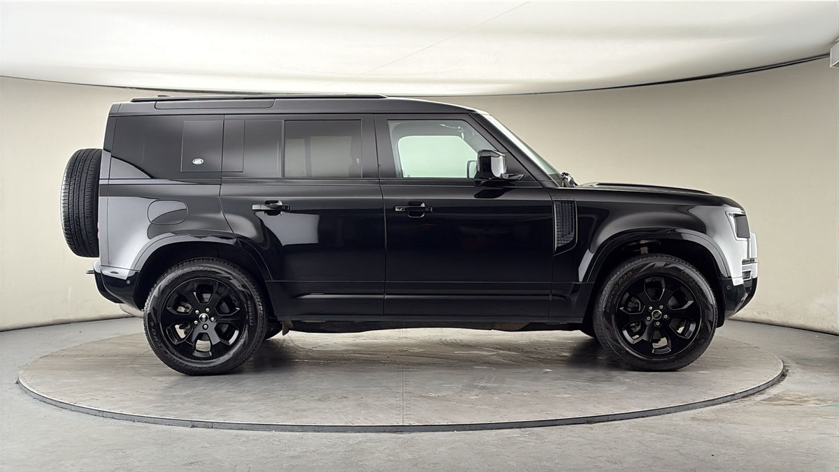 Land Rover Defender 110 Image 16