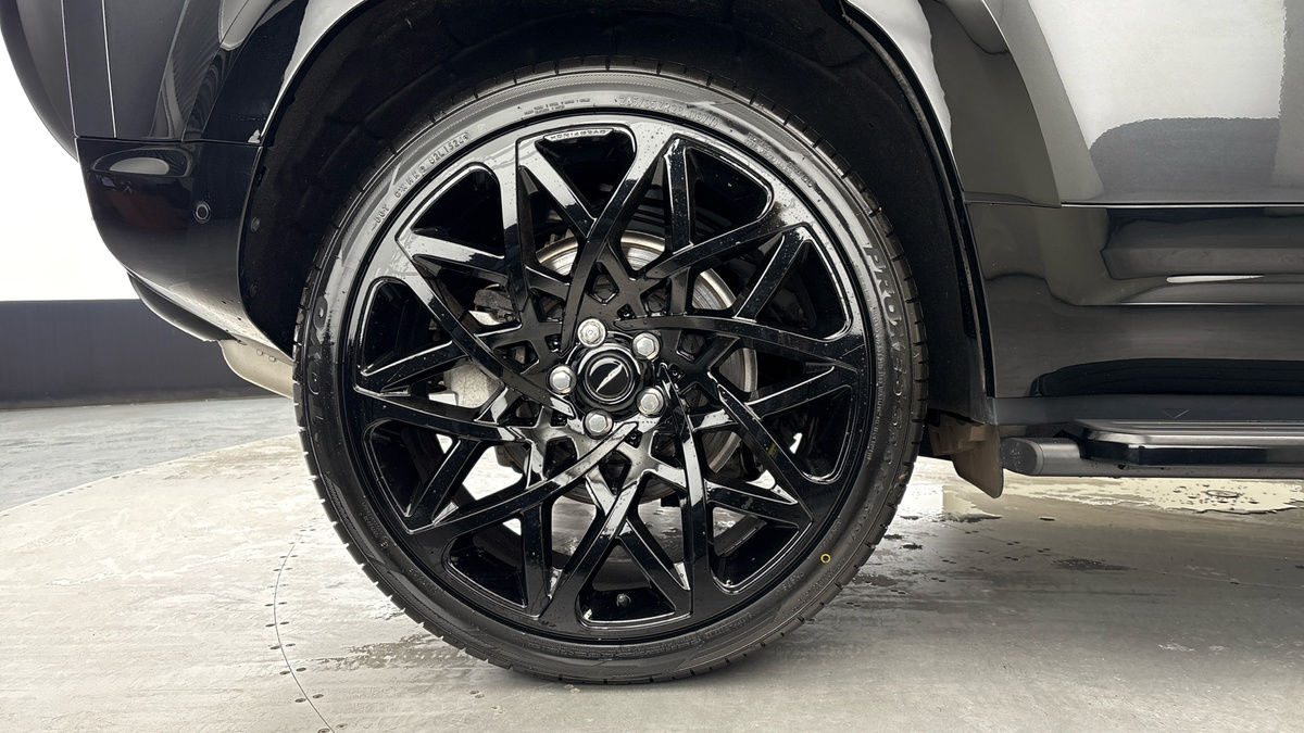 Land Rover Defender 110 Image 10