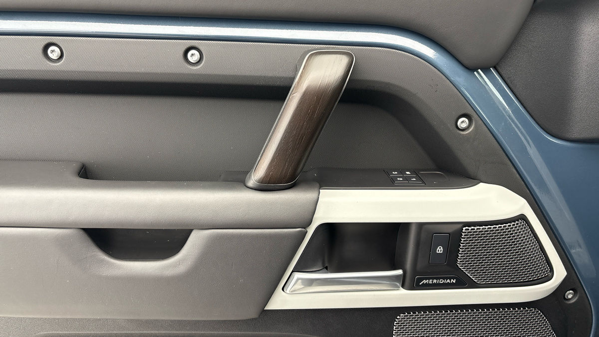 Land Rover Defender 110 Urban Image 19