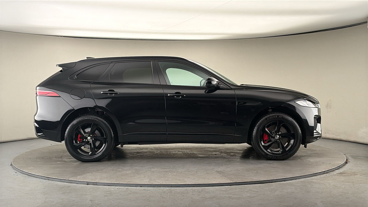 Jaguar F-PACE Image 16