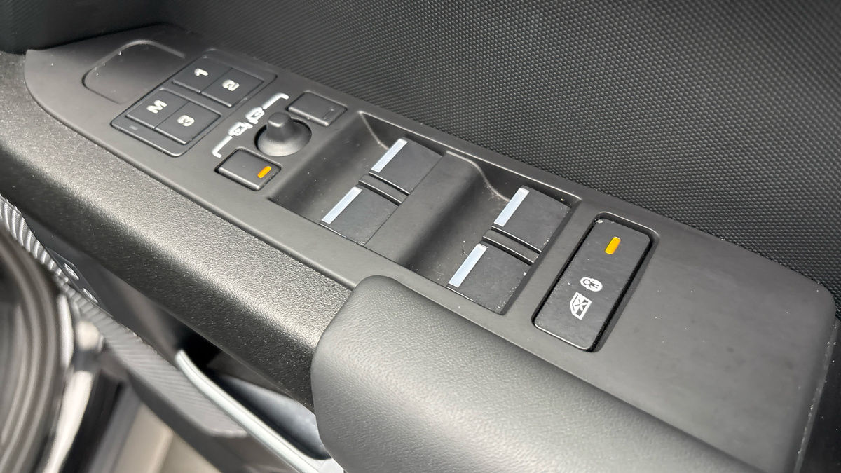 Land Rover Defender 110 Image 28